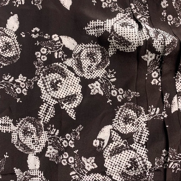 Silence and noise silk pleated front digital rose print brown tank top s - Picture 3 of 4